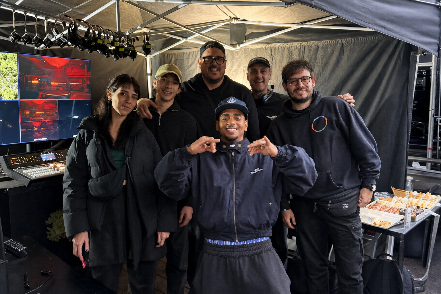 Ozuna y equipo de producción audiovisual en backstage